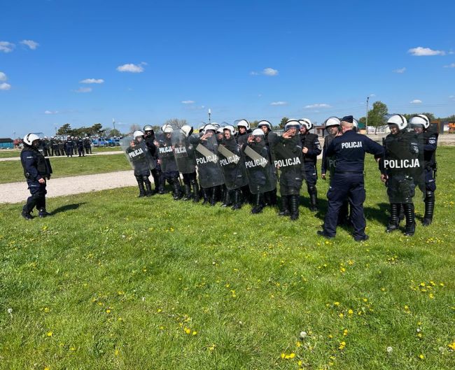 Atak na policjantów, rzucane w ich kierunku przedmioty, zabezpieczanie imprez masowych - ćwiczenia policjantów w Słomczynie