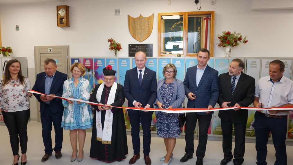 Oficjalne otwarcie wyremontowanych pomieszczeń w szkole w Ciechlinie 